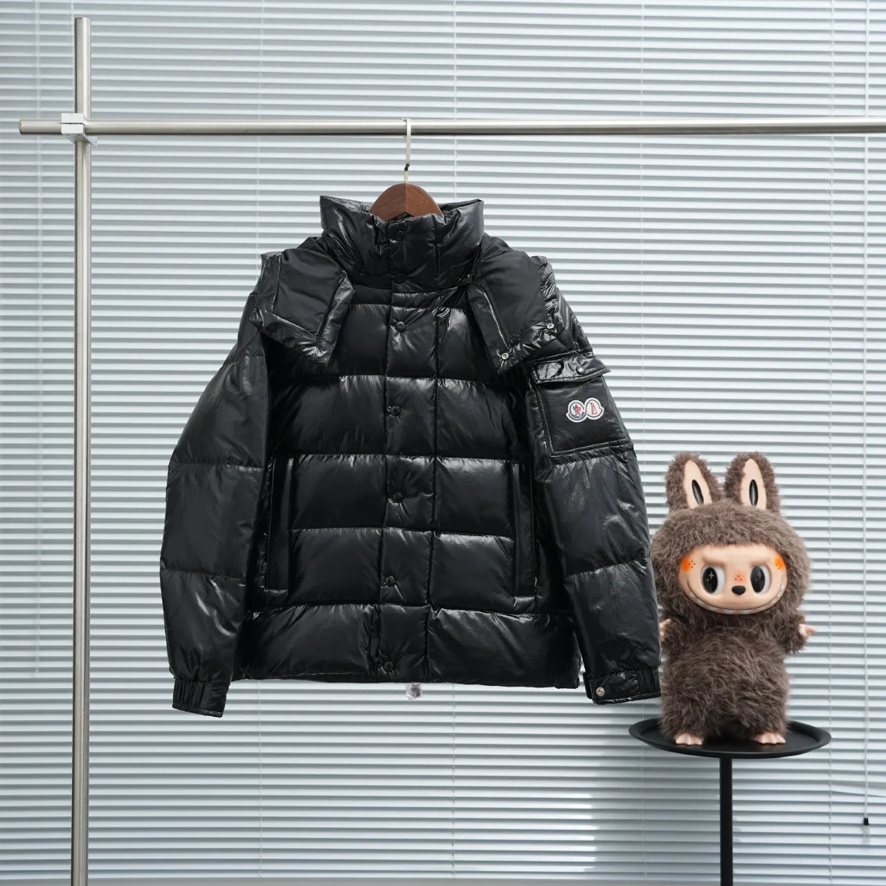 P390 Moncler/ 2026 70 、 。 DNA ， ， 。 Classic ， 、 。 Classic 70 。 Quality， 90 ，Premium Quality ， ，Black ！ Sizes M-3XL